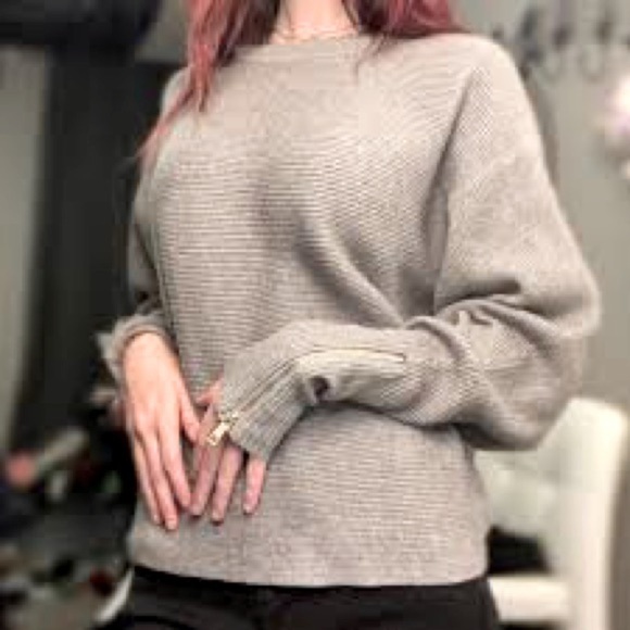 Carmen Marc Valvo Sweaters - CARMEN MARC VALVO Light Gray Batwing Zipper Sleeve Ribbed Sweater Size Lg